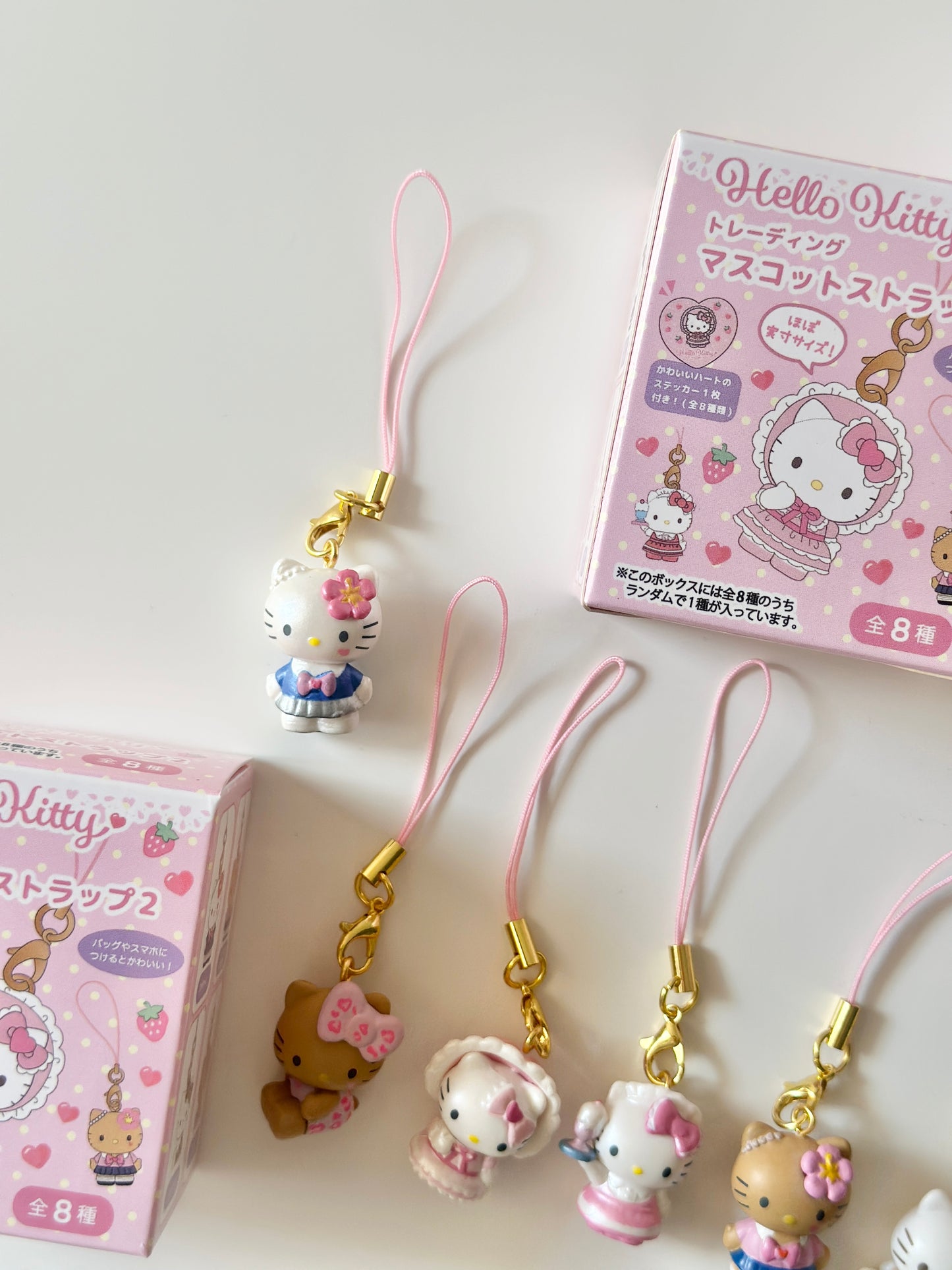 ( عشوائي ) ميداليات هيلو كيتي “ جلد النمر “