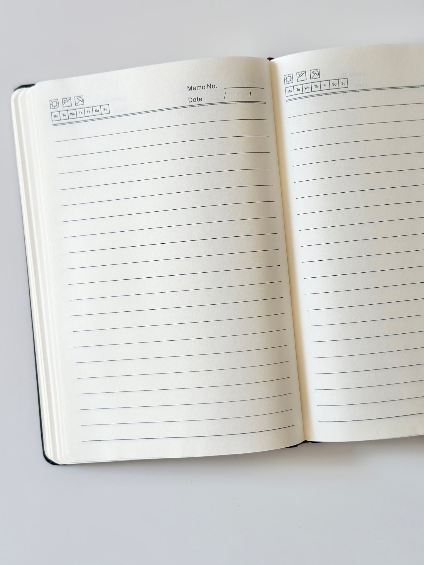 دفتر جلد اسود مخطط