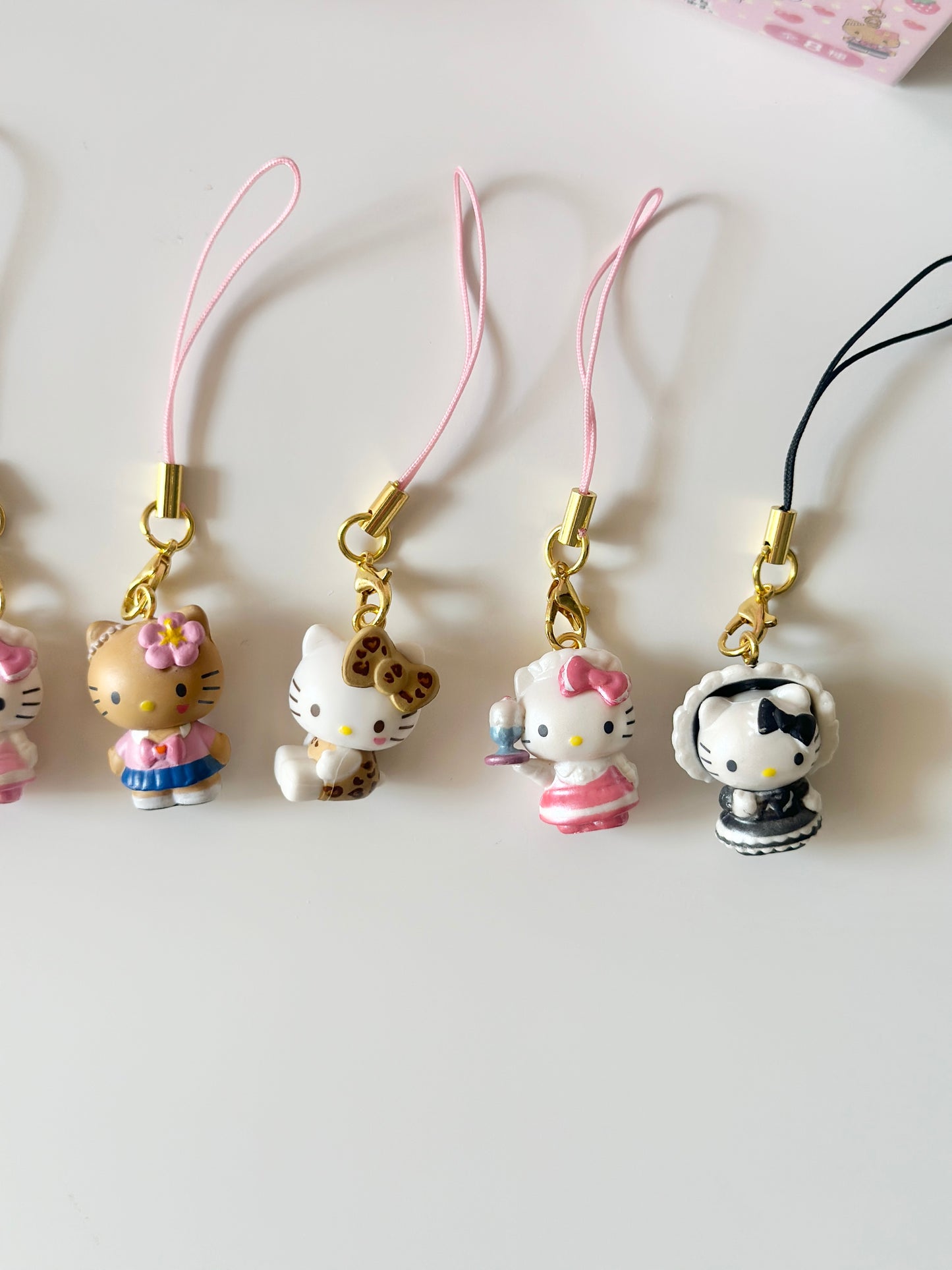 ( عشوائي ) ميداليات هيلو كيتي “ جلد النمر “