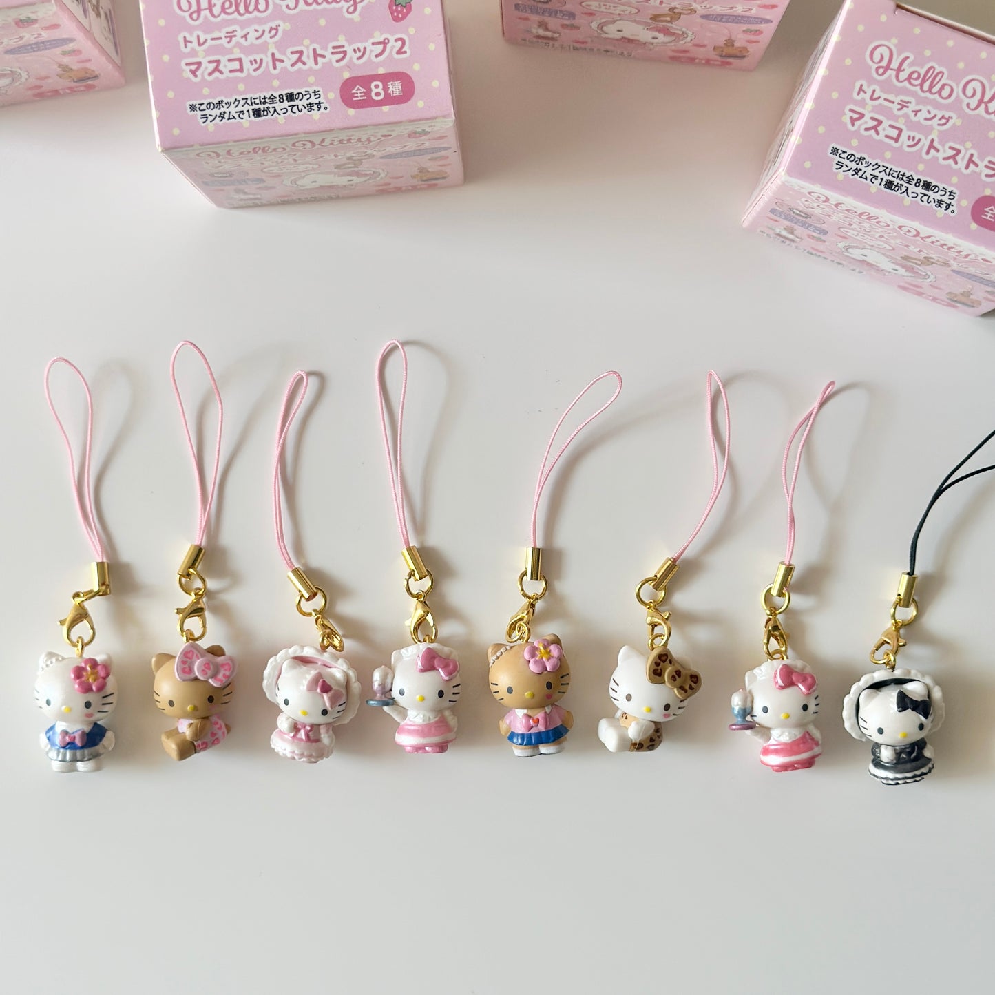 ( عشوائي ) ميداليات هيلو كيتي “ جلد النمر “