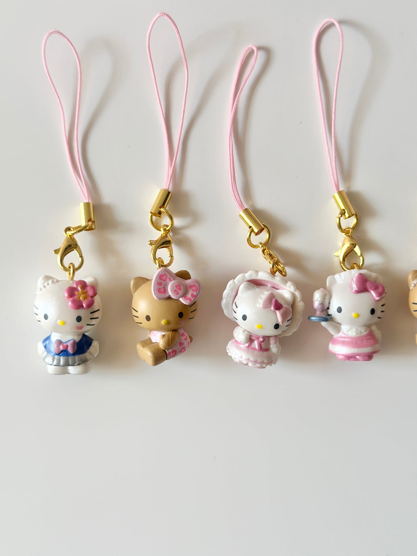 ( عشوائي ) ميداليات هيلو كيتي “ جلد النمر “